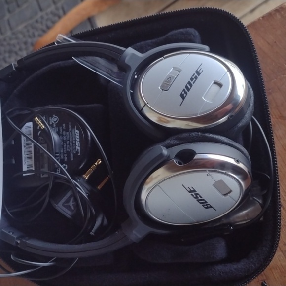 Bose Silver and Black QC3 Headphones with Accessories NEW - Picture 2 of 4